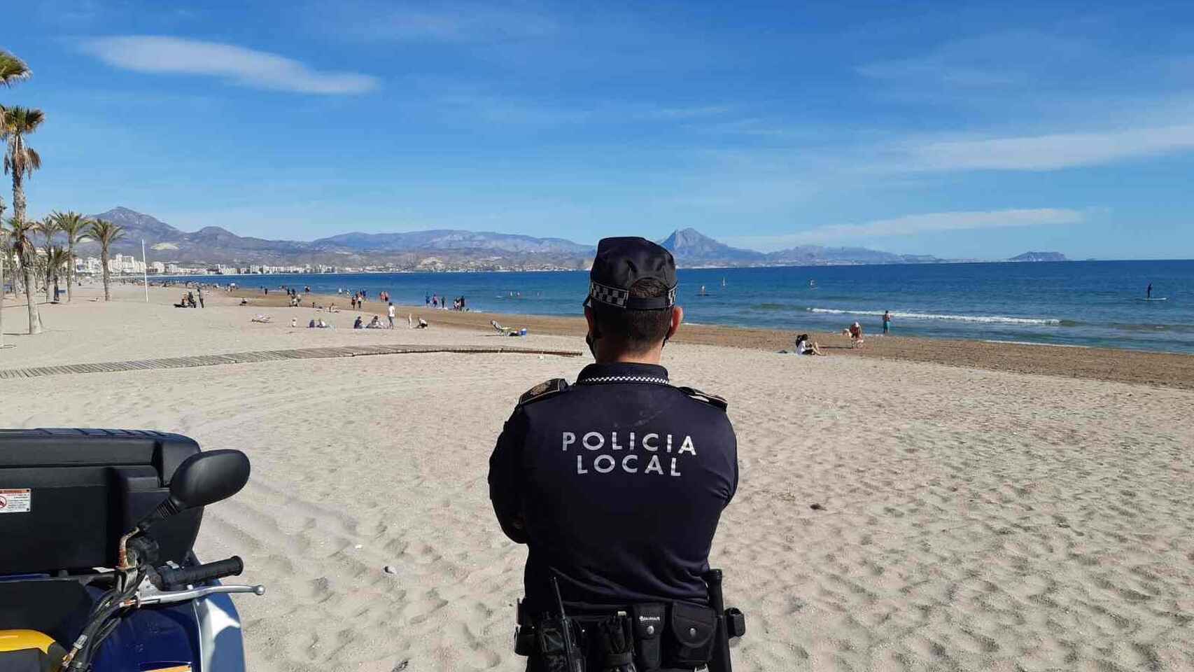 Policía local vigilando una playa de Alicante, en imagen de archivo.