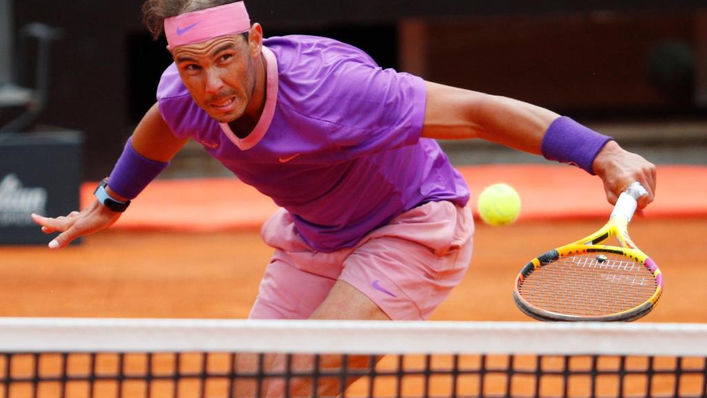 Nadal intenta salvar la red con un revés cortado