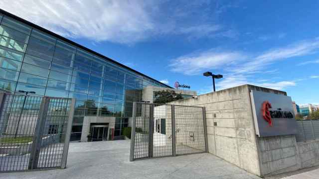 Entrada al edificio de la sede de Acciona en Madrid.