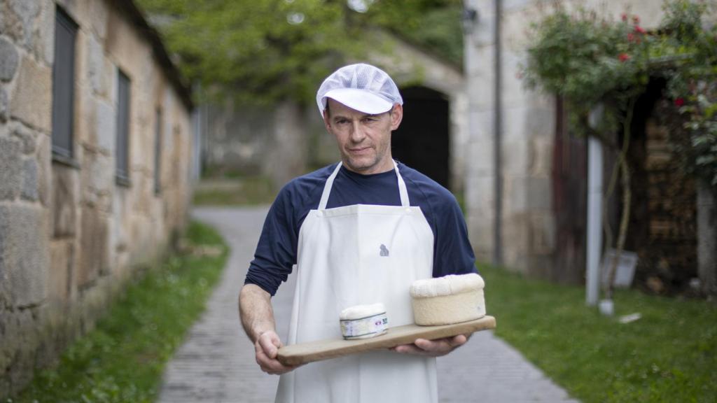 Carlos Reija, maestro quesero, es la única persona del mundo capaz de hacer un queso D.O.P. Cebreiro madurado.