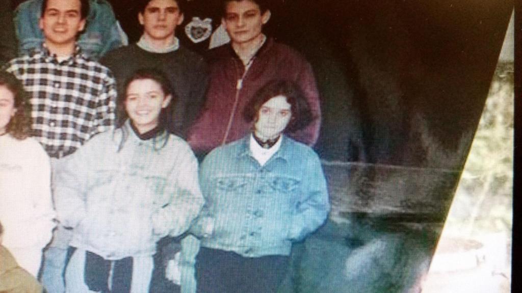 Ayuso de adolescente a la derecha, en una foto del colegio junto a otros compañeros.