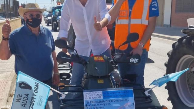 Carlos Mazón junto al presidente de ASAJA, Eladio Aniorte, durante la manifestación en la Vega Baja.