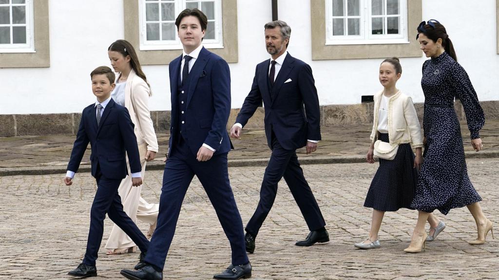 Los príncipes herederos Federico y Mary junto a sus hijos de camino a la capilla de palacio.