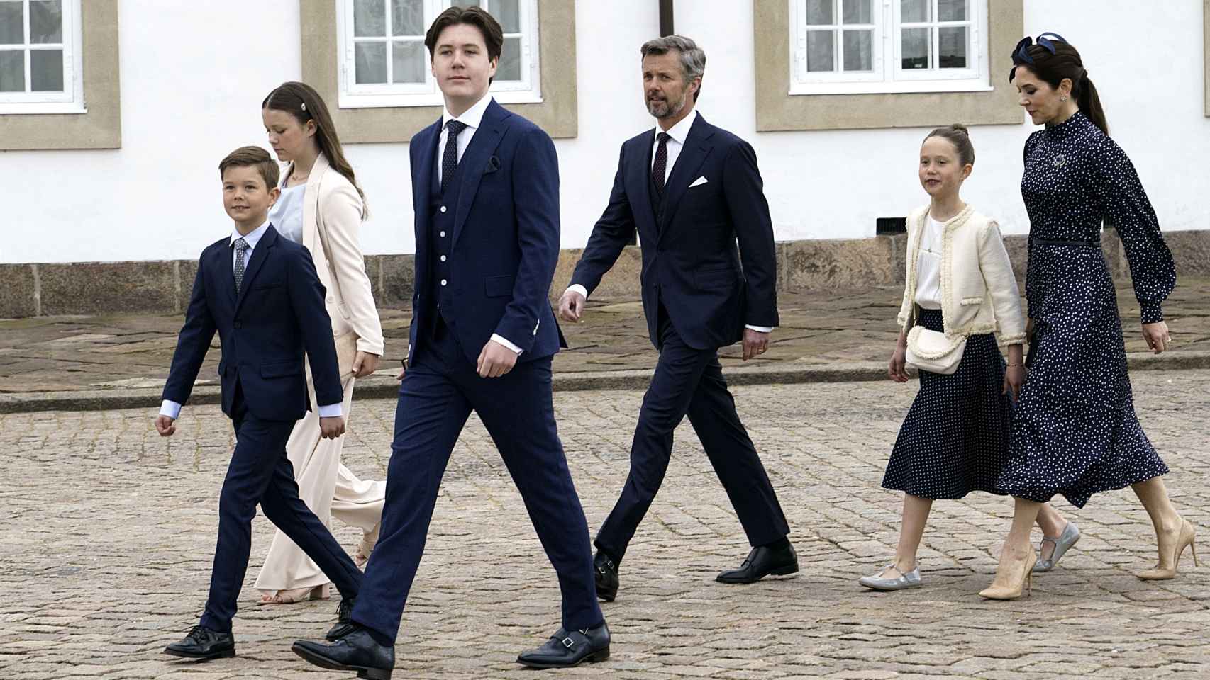 Los príncipes herederos Federico y Mary junto a sus hijos de camino a la capilla de palacio.
