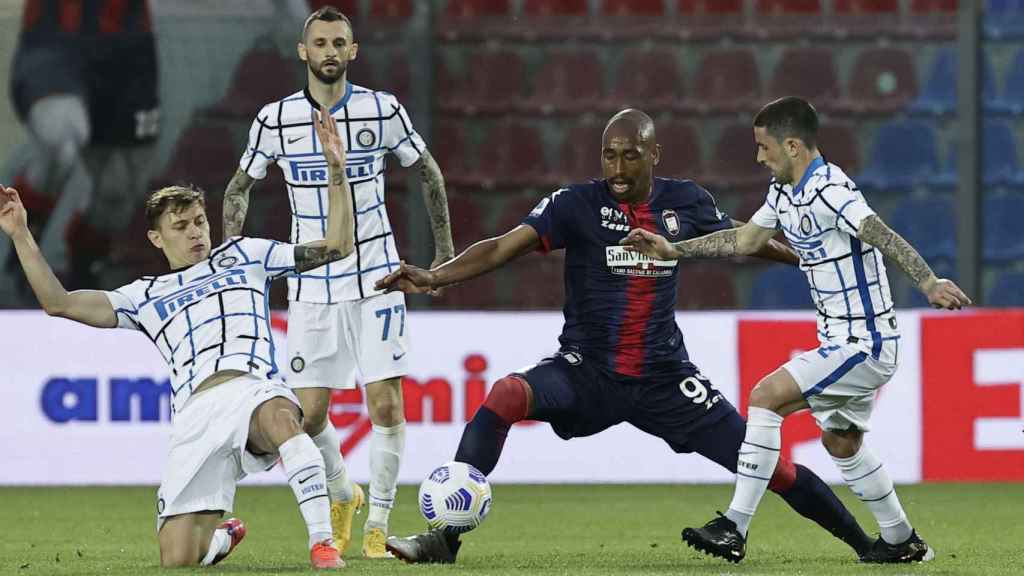 Los jugadores del Inter pelean un balón ante el Crotone