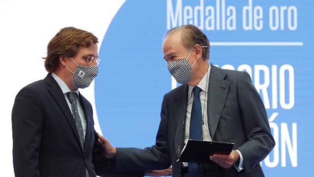 Marañón recibiendo la Medalla de Oro. Foto: EFE