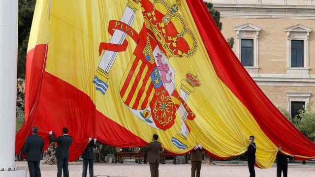Izado de la bandera de España en la Plaza de Colón de Madrid por San Isidro.