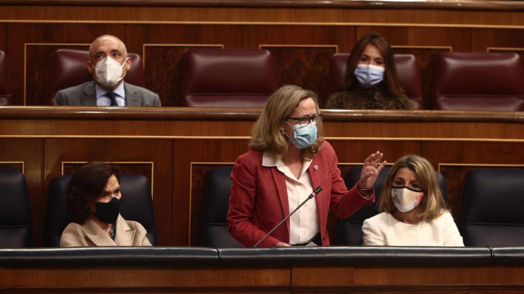 La vicepresidenta segunda, Nadia Calviño, ante la tercera, Yolanda Díaz, en el Congreso.