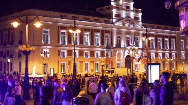Un centenar de personas en la Puerta de Sol de Madrid, este viernes.