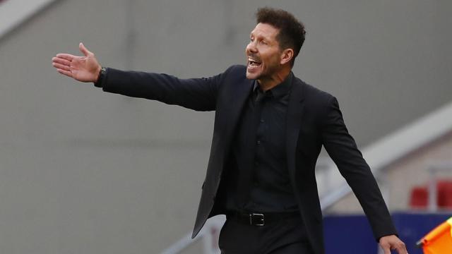 Simeone da indicaciones durante el partido contra Osasuna