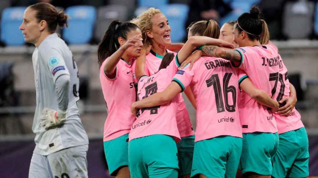 Piña de las jugadoras del Barcelona Femenino para celebrar un gol en la final de la Women's Champions League