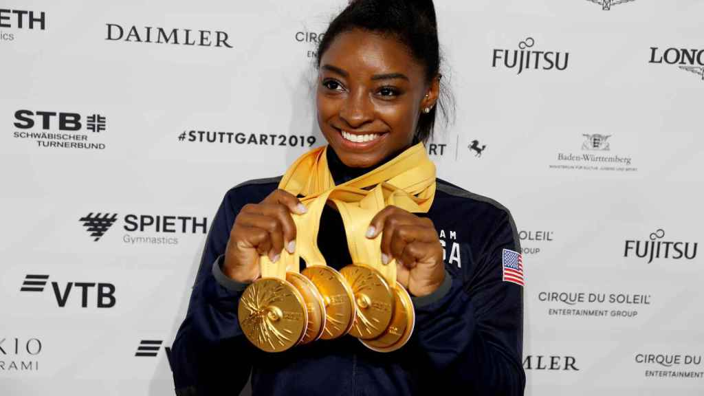 Simone Biles con las cinco medallas de oro de los mundiales de 2019