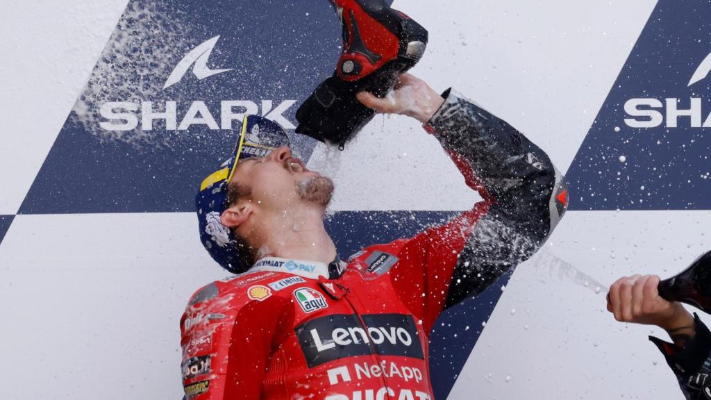 Jack Miller bebe de su bota tras imponerse en el Gran Premio de Francia, en el circuito Bugatti de Le Mans.