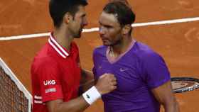 Rafa Nadal y Novak Djokovic se saludan tras la final del Masters de Roma 2021