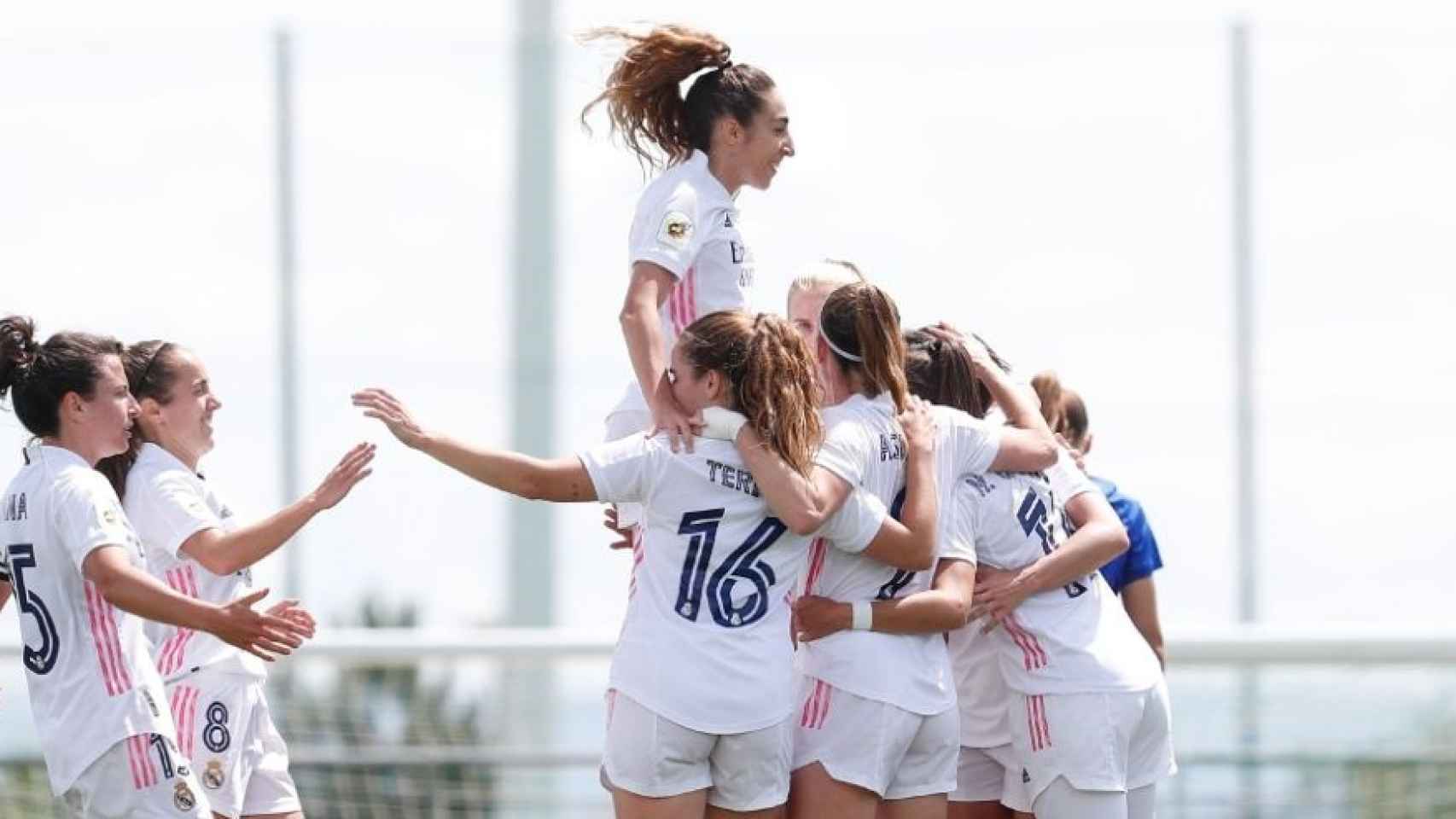 El Real Madrid Femenino celebra uno de los goles ante el Eibar