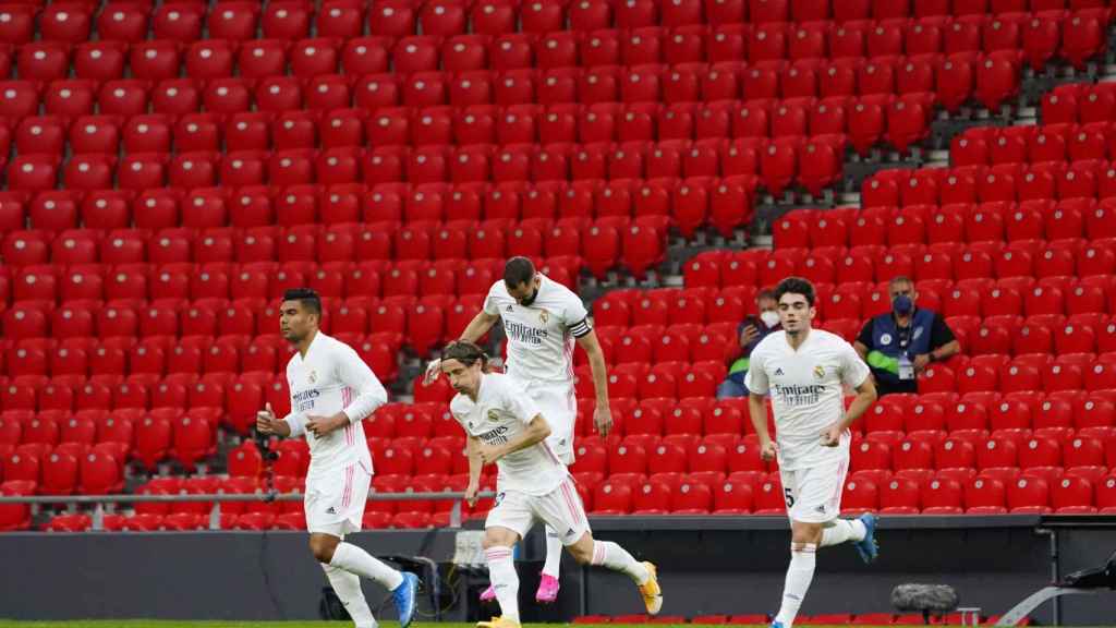 Los jugadores del Real Madrid saltan al césped de San Mamés para enfrentarse al Athletic Club