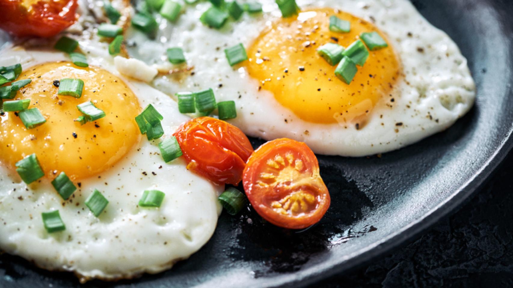 La forma de hacer huevo frito o estrellado sin aceite y sus beneficios
