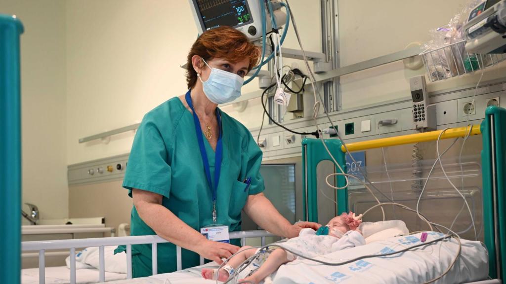Manuela Camino, jefa de la Unidad de Trasplante Cardiaco Infantil del Hospital Gregorio Marañón con Naiara.