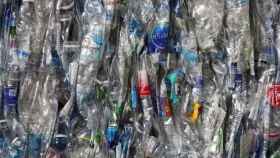 Botellas de plástico en una planta de reciclaje.