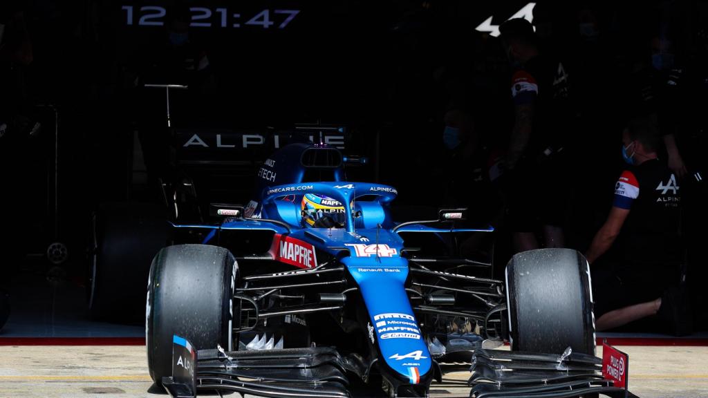 Fernando Alonso saliendo del box de Alpine