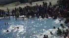 Inmigrantes marroquíes cruzando a nado la frontera
