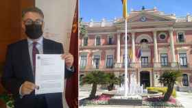 El edil de Urbanismo, Andrés Guerrero, con la sentencia que condena al Ayuntamiento de Murcia.