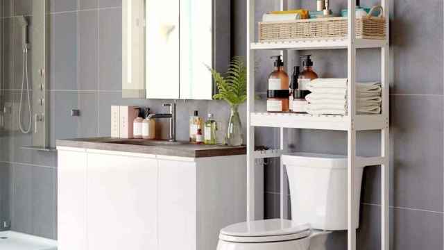 Esta estantería sobre WC es ideal si tienes poco espacio en tu cuarto de baño