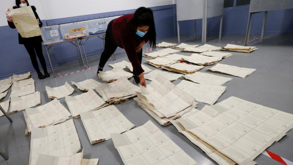 Trabajadores chilenos llevan a cabo el recuento de votos en las elecciones sobre la nueva Constitución.