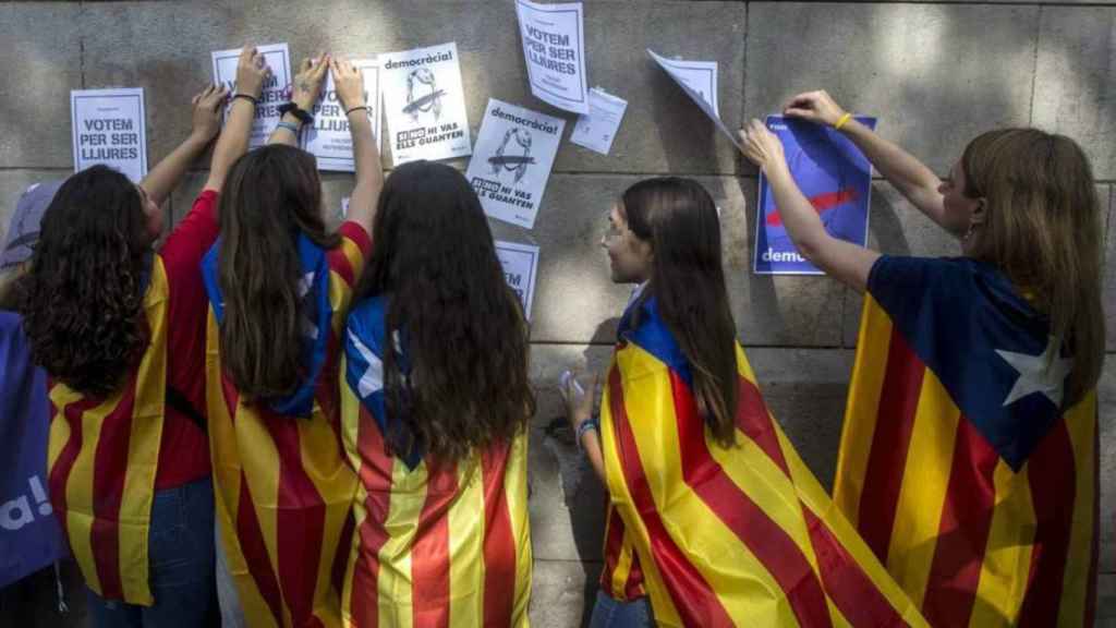 Escolares catalanes hacen propaganda del referendo ilegal de 2017.