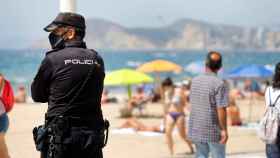Un agente de Policía vigilando la concurrida playa de Benidorm este fin de semana.