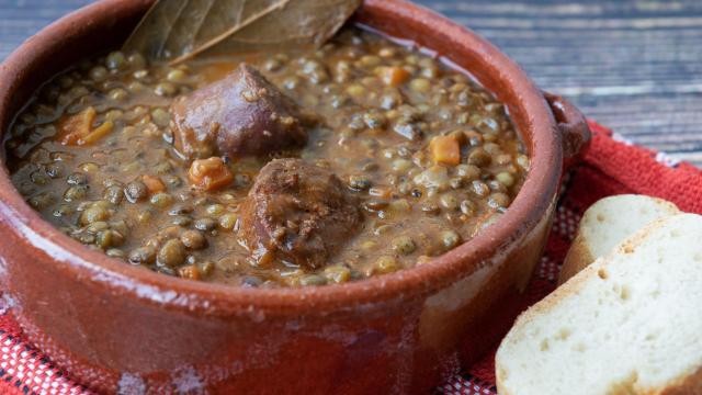 Un plato de lentejas con chorizo en cazuela de barro.