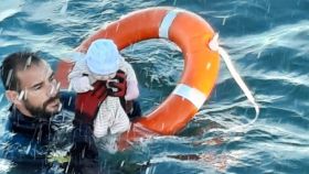 Un submarinista de la Guardia Civil salva a un bebé.