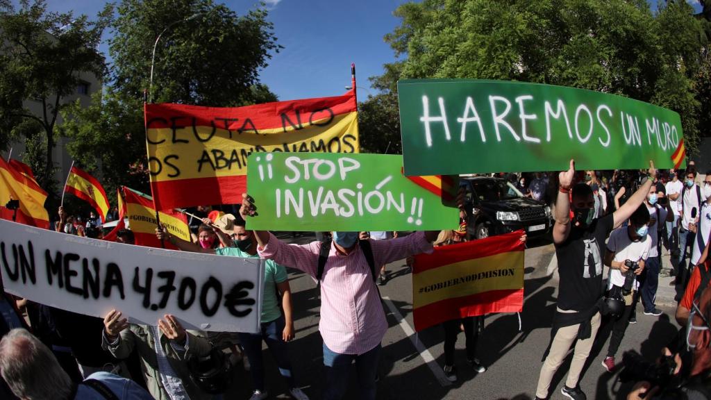 Cientos de manifestantes frente a la embajada de Marruecos en España.