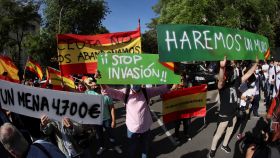Cientos de manifestantes frente a la embajada de Marruecos en España.