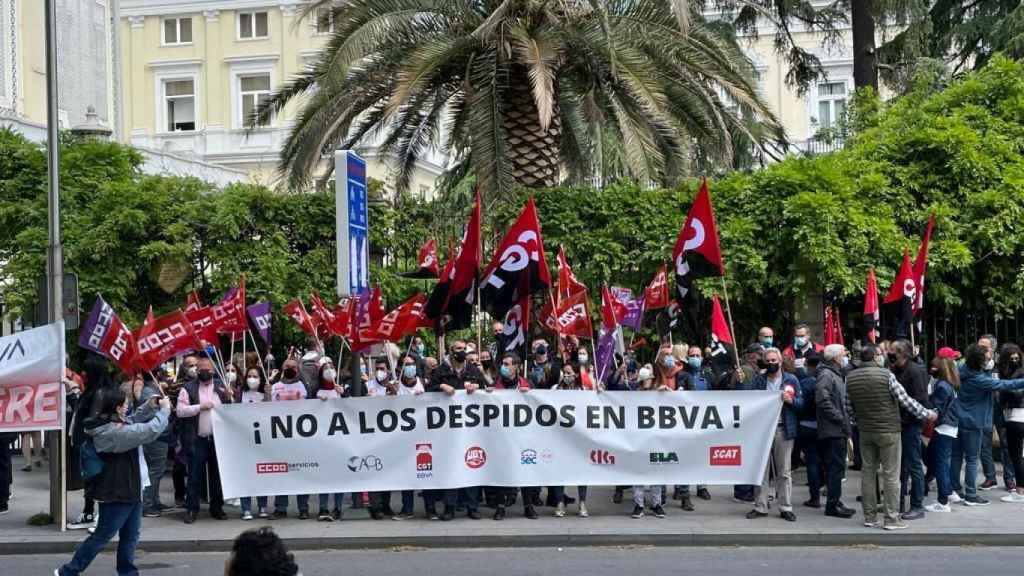 Los trabajadores de BBVA protestan contra el ERE ante las sedes del banco.