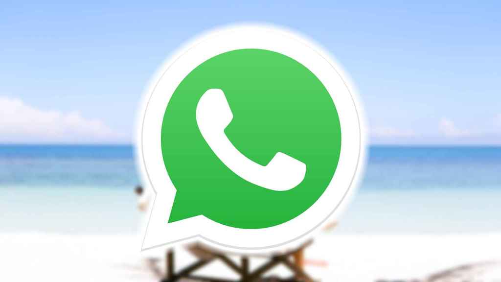 Fotomontaje con el logo de WhatsApp y una playa.