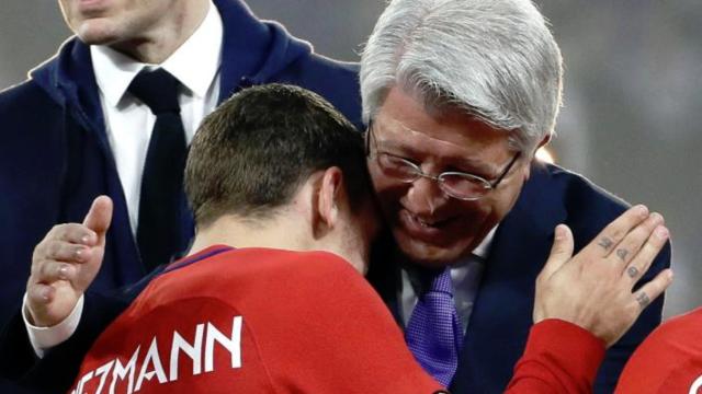 Antoine Griezmann y Enrique Cerezo, en el Atlético de Madrid