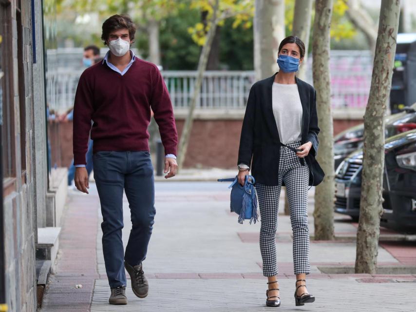 Belén Corsini junto a su futuro marido, Carlos Fitz-James Stuart, por las calles de Madrid.