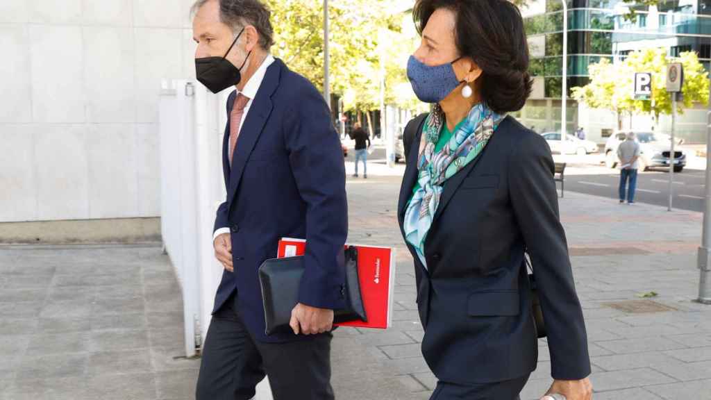 Ana Botín, presidenta de Santander, llega al juicio por el fichaje fallido de Andrea Orcel.