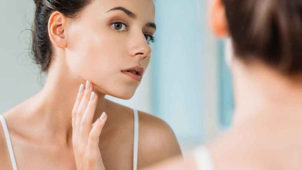 El agua micelar tiene múltiples beneficios, además de desmaquillar la piel y eliminar los restos de suciedad del rostro