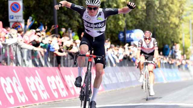 Mauro Schmid celebra el triunfo en la undécima etapa del Giro de Italia