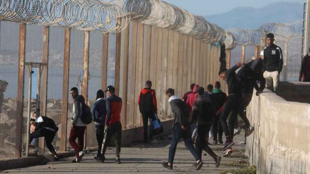 Un grupo de jóvenes cruza la valla de Ceuta sin oposición de las autoridades marroquíes.