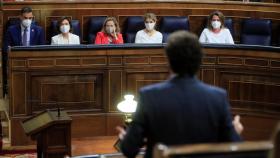 Pablo Casado, líder del PP, ante el presidente del Gobierno en la sesión de control.