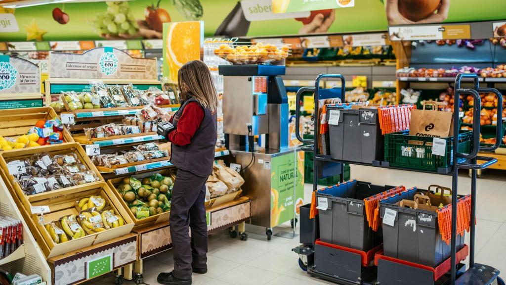 Una empleada de Consum prepara un pedido online. EE