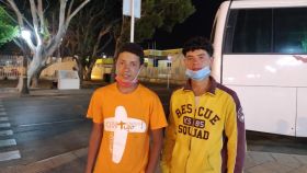 Yassim (izquierda) y Marwan, dos jóvenes marroquís que han entrado de forma irregular en Ceuta.