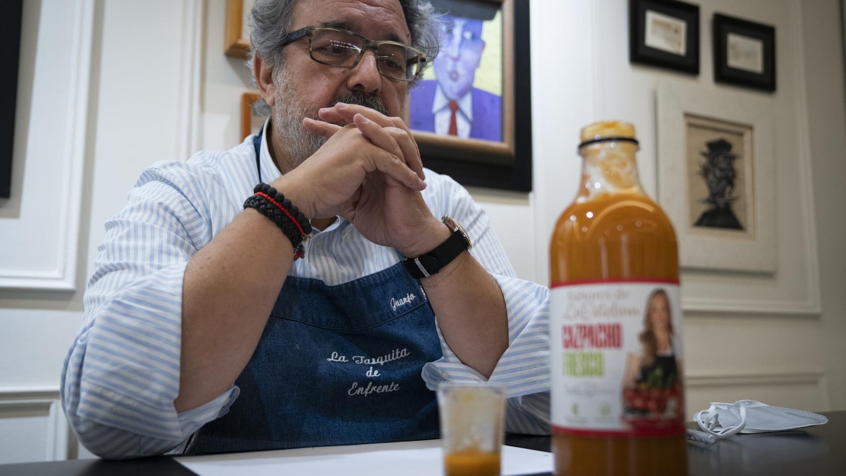 Juan José López prueba el gazpacho elaborado por Belén Esteban.