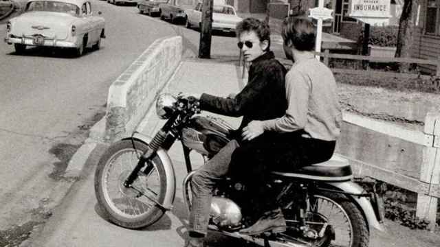 Bob Dylan en su motocicleta Triumph