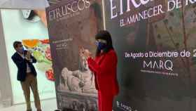 Carlos Mazón y Julia Parra muestran en Fitur el cartel de la exposición sobre la cultura etrusca.