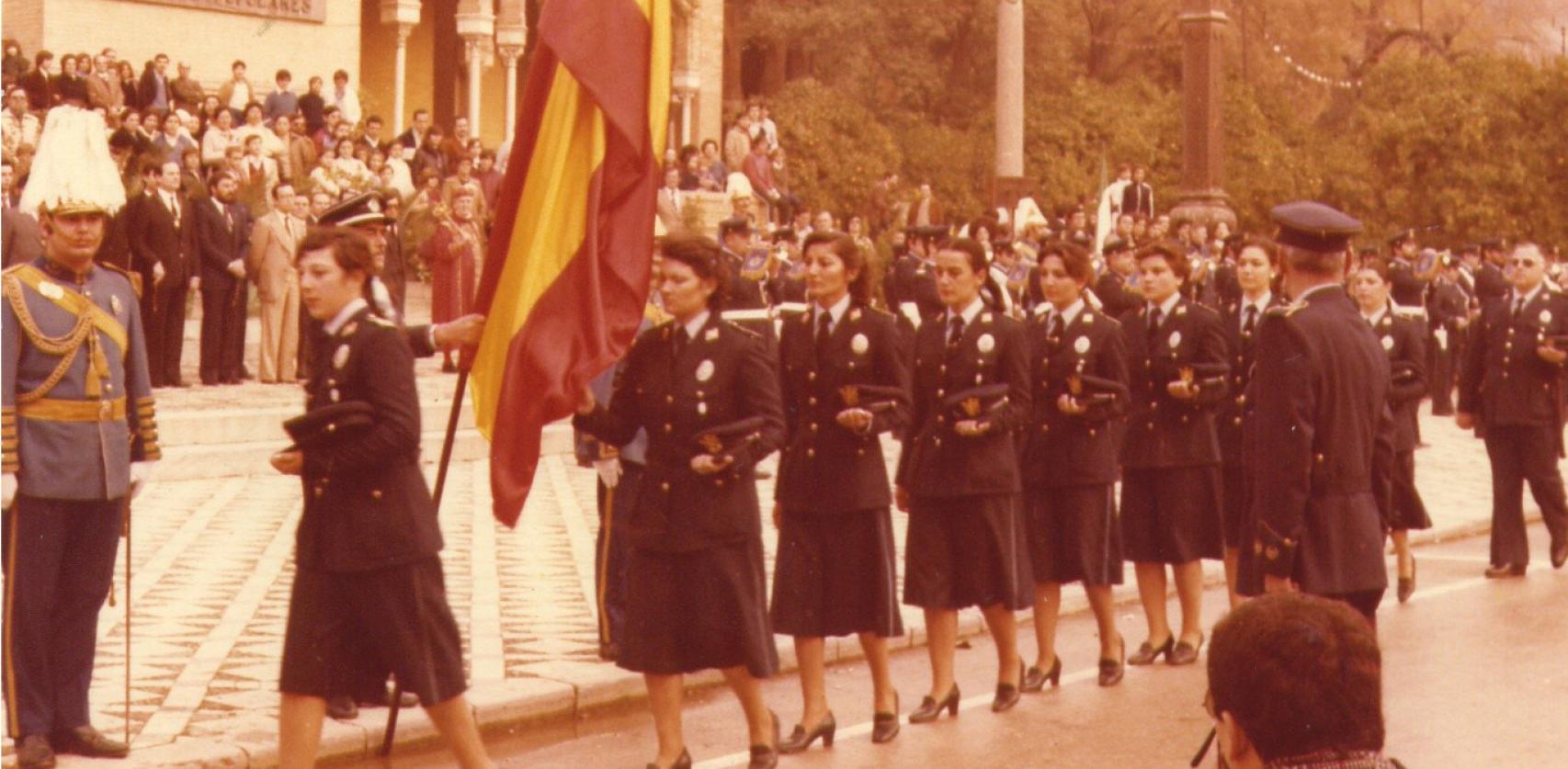 Jura de bandera de las nuevas policías municipales en el año 1981.