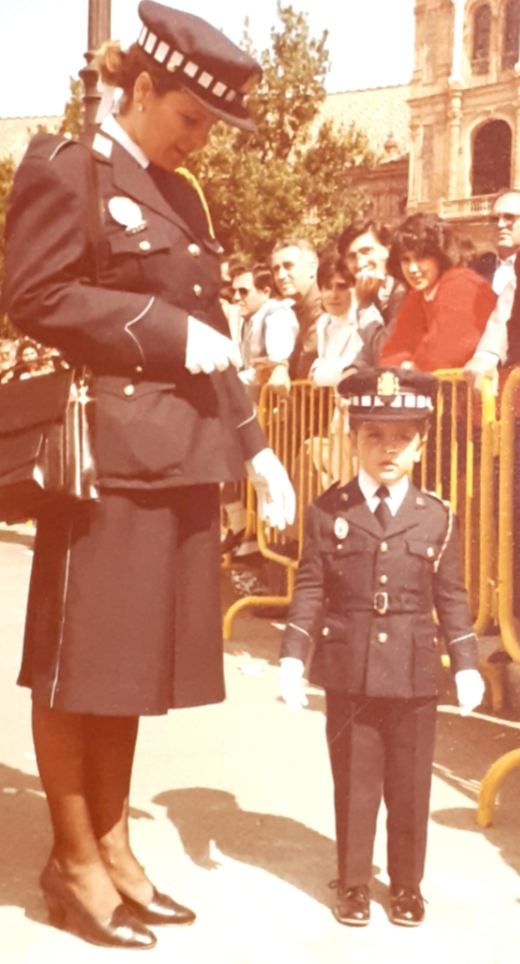 Carmen con su hijo en la celebración del Día de la Policía en 1986.